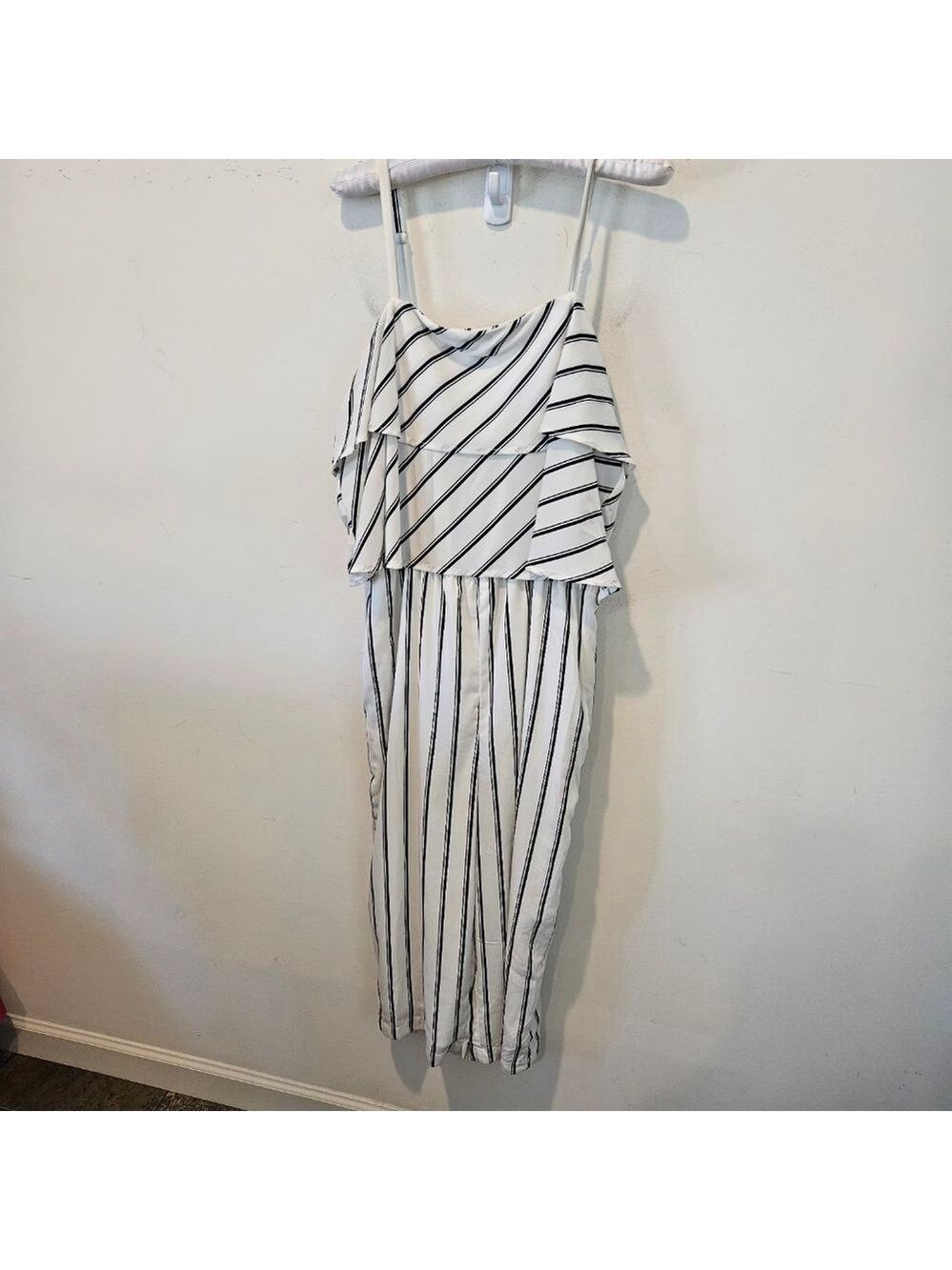 Women's MELLÓ DAY White & Black Striped Ruffle Cropped Jumpsuit M Pockets! - Picture 3 of 9